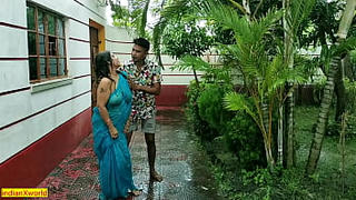 बरसात के दिन भारतीय गर्म चाची आउटडोर सेक्स! कट्टर सेक्स